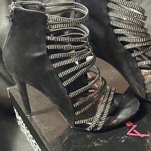 Anne Michelle Black and White Home Accent